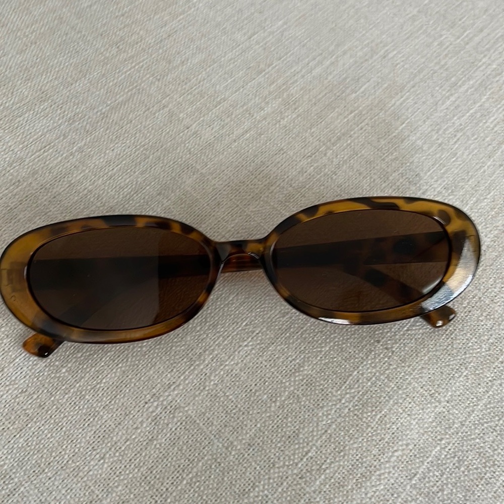 Oval vintage style sunglasses